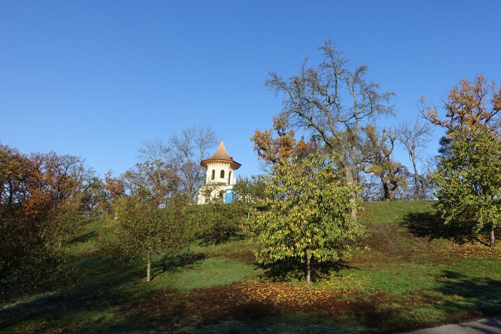 po lesoparku Na Cibulce - Čínský pavilón a ovocný sad