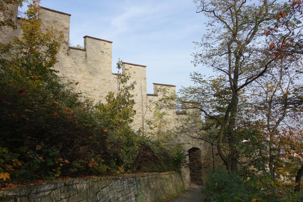 Hladová zeď na Petříně - průchod do zahrady Kinských (foto A-Rudl)