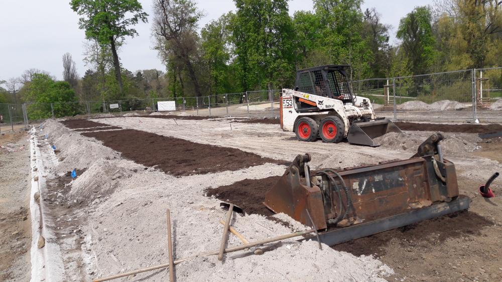 Rekonstr. parteru před Šlecht. restaurací ve Stromovce, průběh prací-příprava záhonu (24.4.2020)