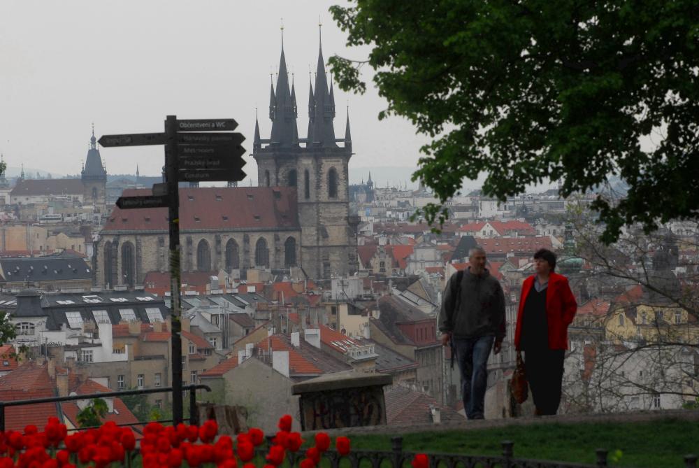 Pohled z Letné na kostel Matky Boží před Týnem na Staroměstkém náměstí