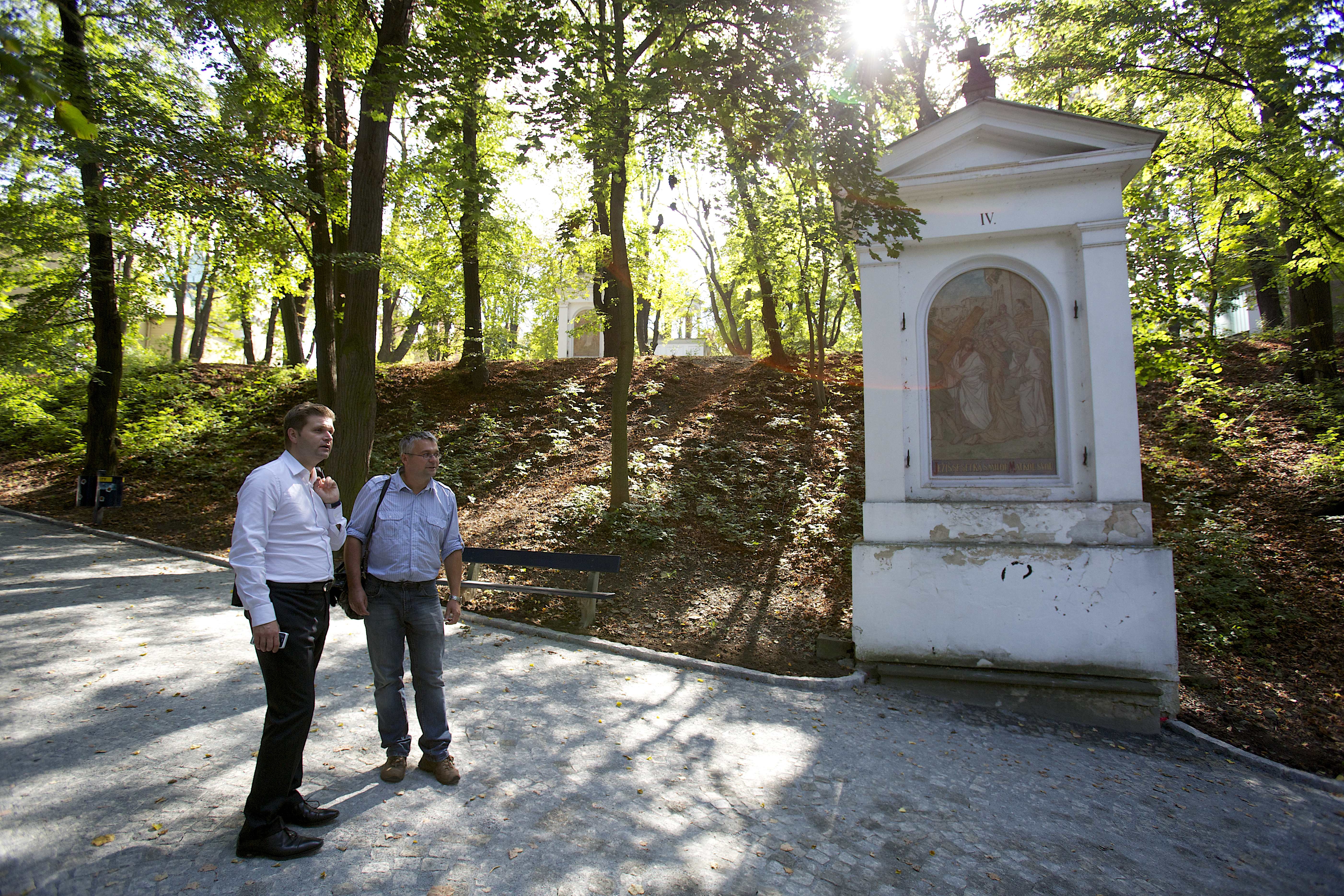 „Křížová cesta“ v parku na Petříně má nový povrch