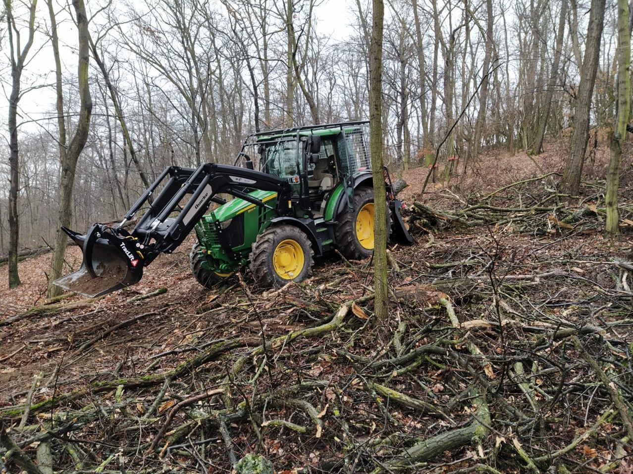 Univerzální kolový traktor s lesnickou nástavbou