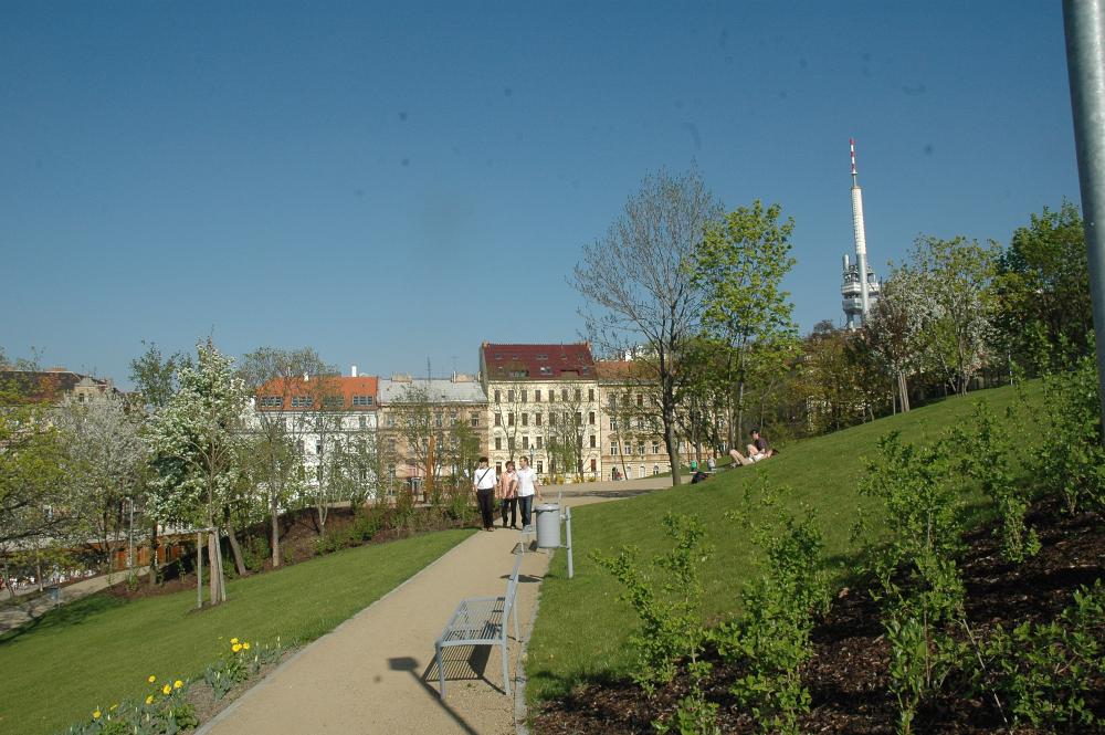 Riegrovy sady klesají na jedné straně k Žižkovu