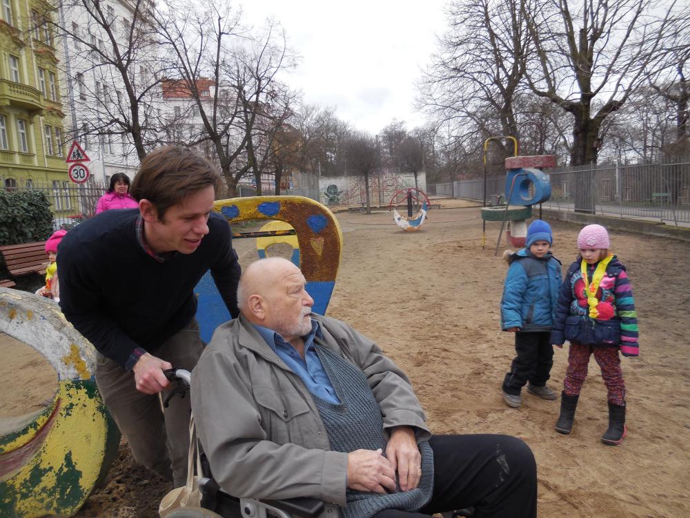 návštěva O. Zoubka na hřišti při přípravě projektu obnovy