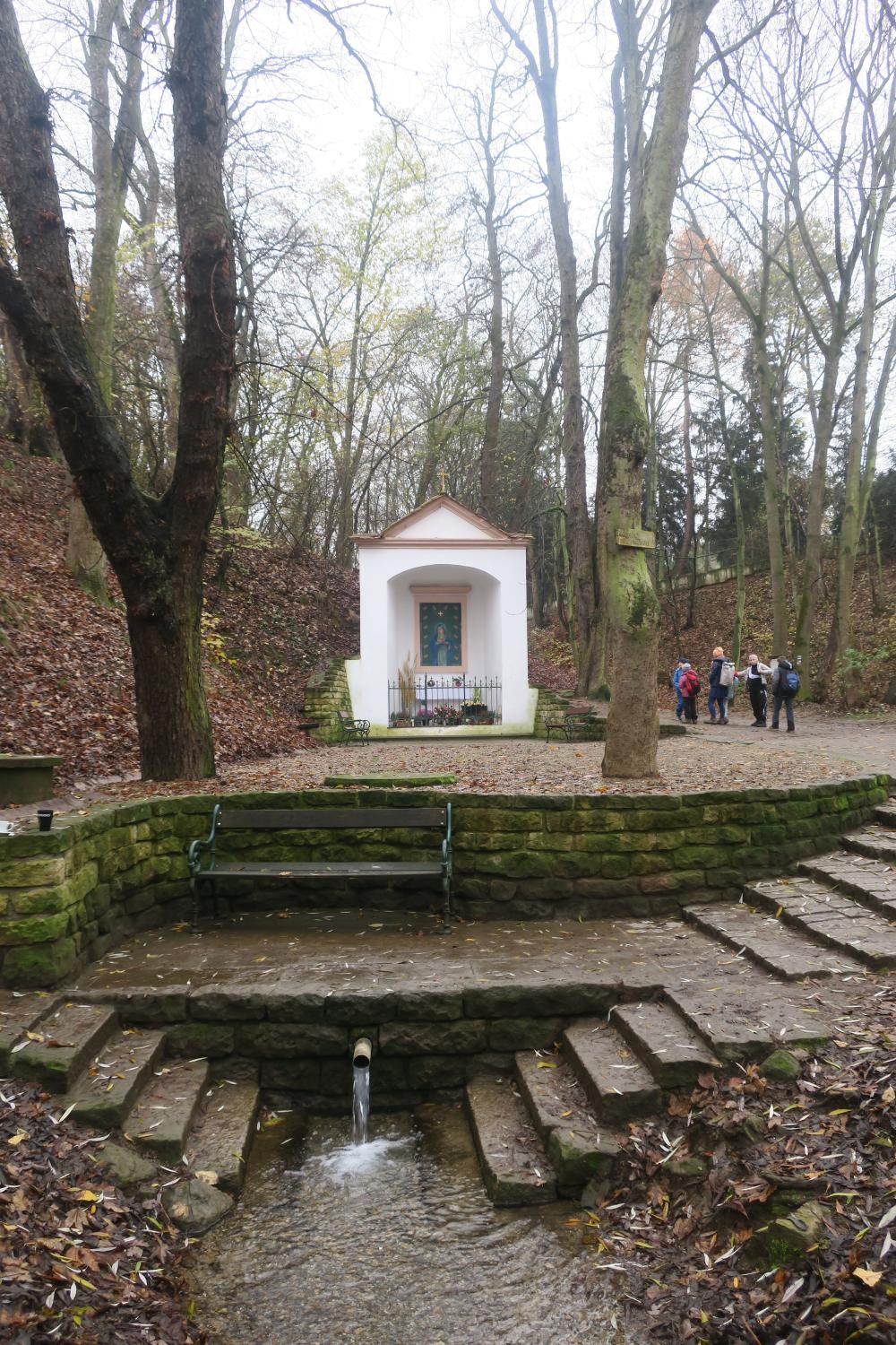 6_Zázračná_studánka_s_kaplí_v_Lysolajích