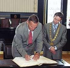 547575_17.10.2007- Při setkání s primátorem Bémem se generál James L. Jones zapsal do pamětní knihy Prahy