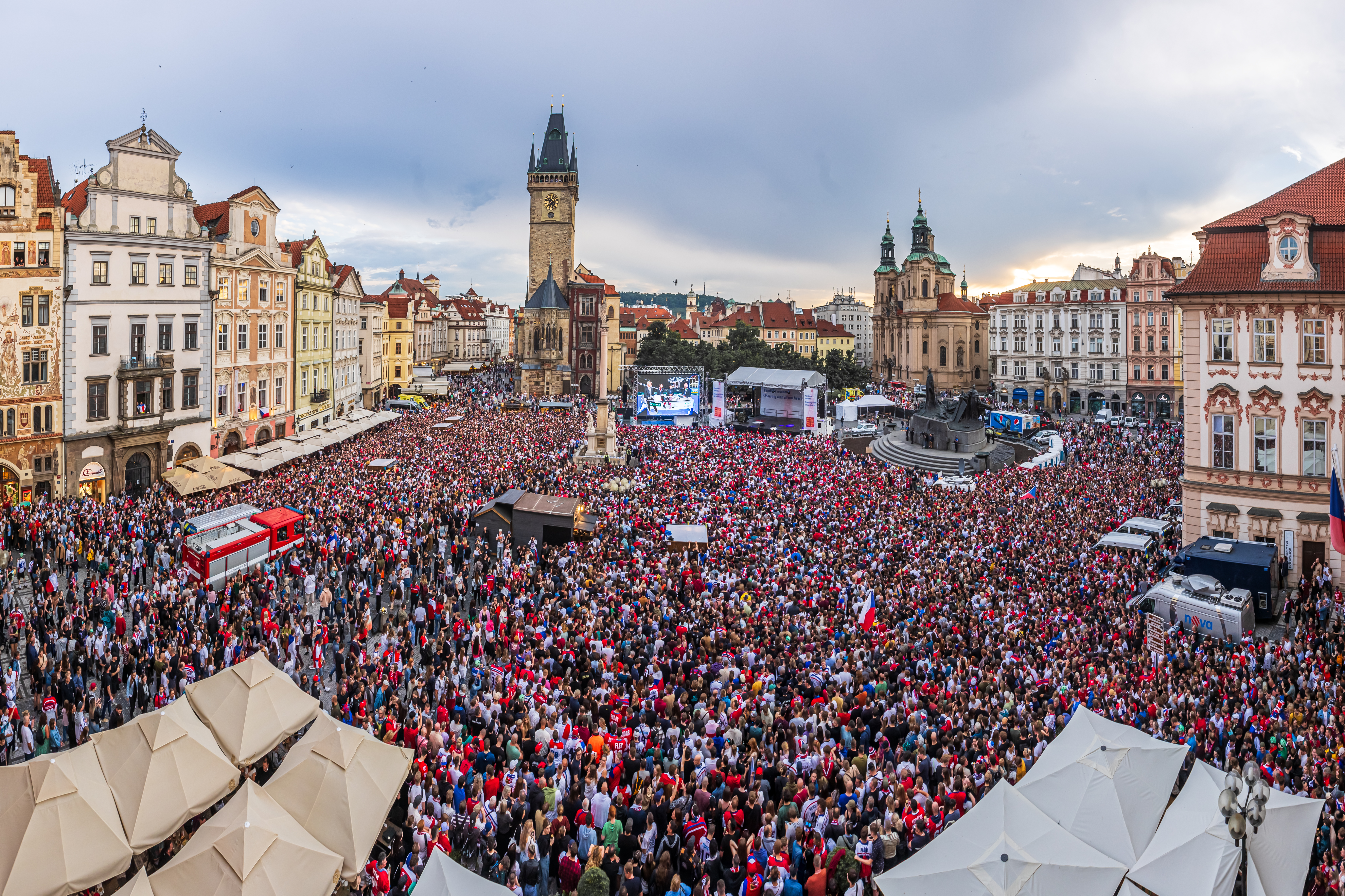 Hokejoví fanoušci na Staroměstském náměstí