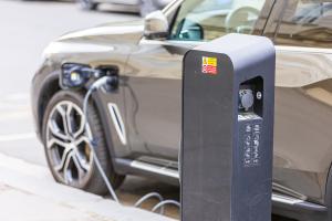 Ilustrační foto &#8211; dobíjení elektromobilu