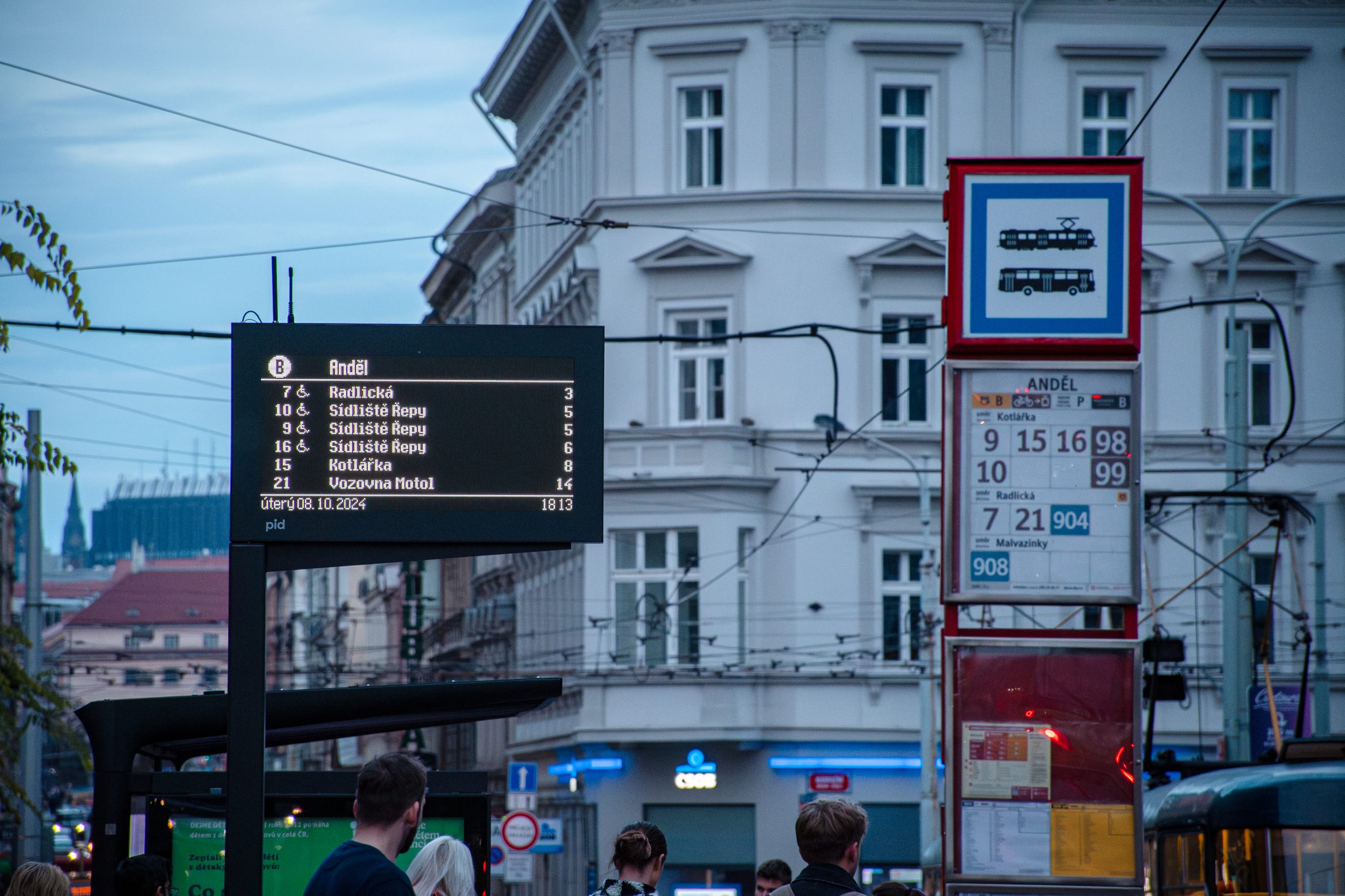 Odjezdový panel na zastávce tramvají Anděl