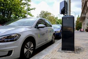 Stožár veřejného osvětlení s dobíjením elektromobilů