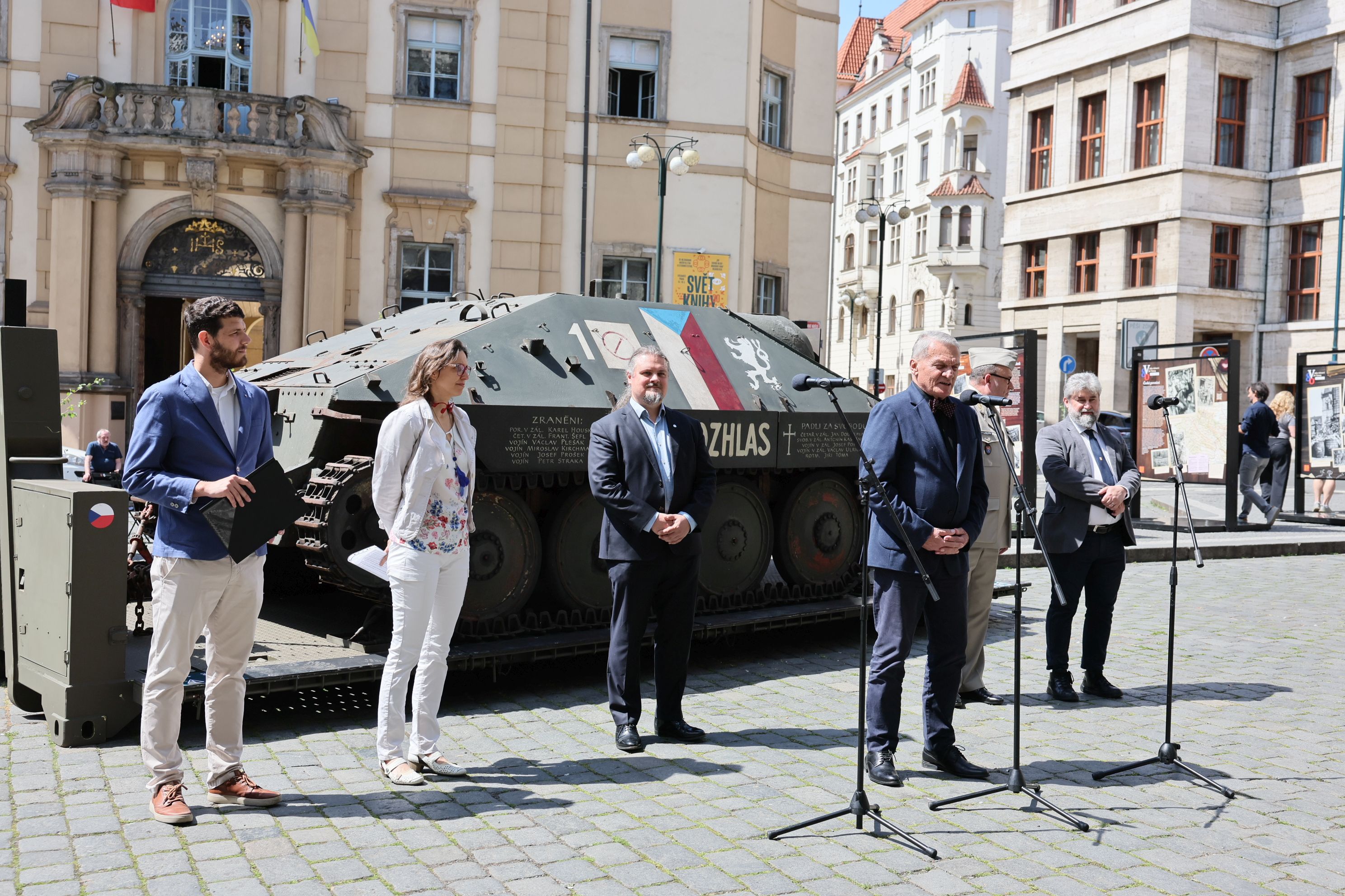 Ze zahájení výstavy "V" jako vítězství na Mariánském náměstí