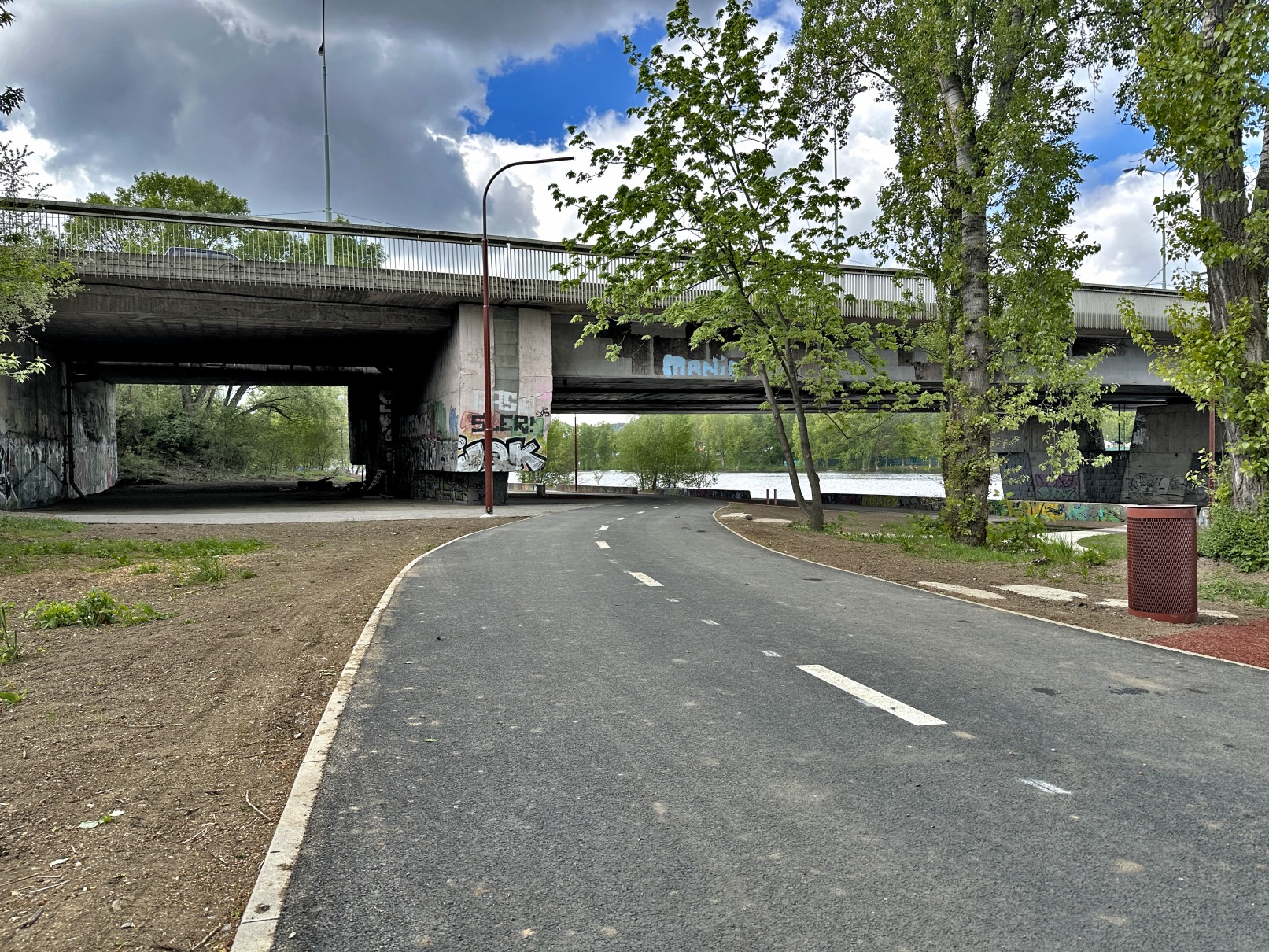 Nová část nadřazené cyklotrasy A1 v Holešovicích