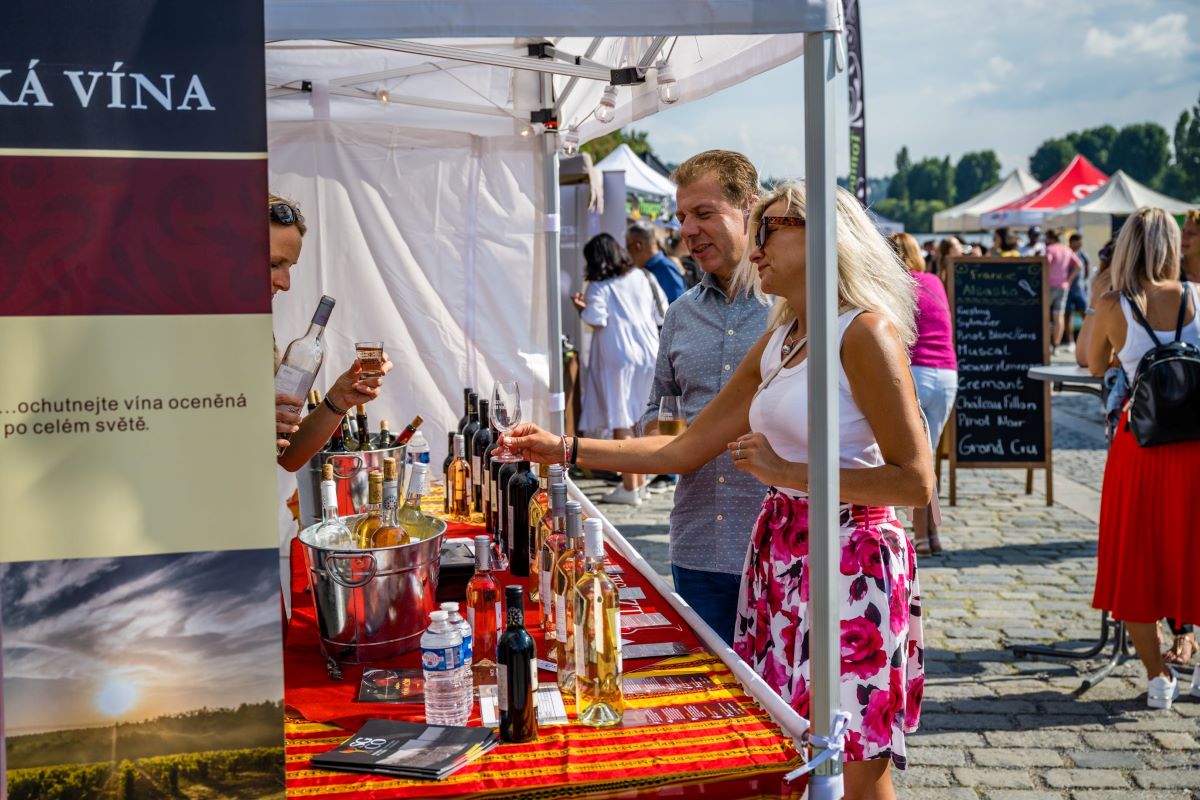 Vinobraní na náplavce Rašínova nábřeží