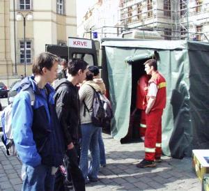 NaMariánském náměstí nakonec odběrový vůz přilákal i některé zvědavce.