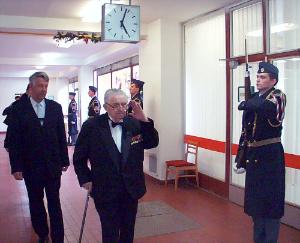 FOTO - Generálporučík František Peřina v doprovodu starosty MČ Praha - Řepy Vlastimila Fencla přichází na oslavu