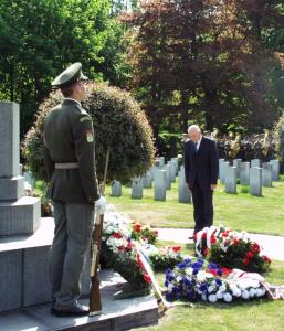 FOTO - Náměstek primátora hl. m. Prahy Jan Bürgermeister uctil památku padlých na Vojenském hřbitově na Olšanech