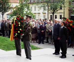 FOTO - Položením věnce se stuhou v barvách hl. m. Prahy utctili primátor Pavel Bém a jeho náměstek Jan Bürgermeister památku obětí komunismu