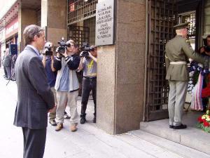 496783_21.8.2006 &#8211; Pražský primátor Pavel Bém a další představitelé politického života, pamětníci i veřejnost si dnes před polednem připomněli u budovy rozhlasu na Vinohradské t