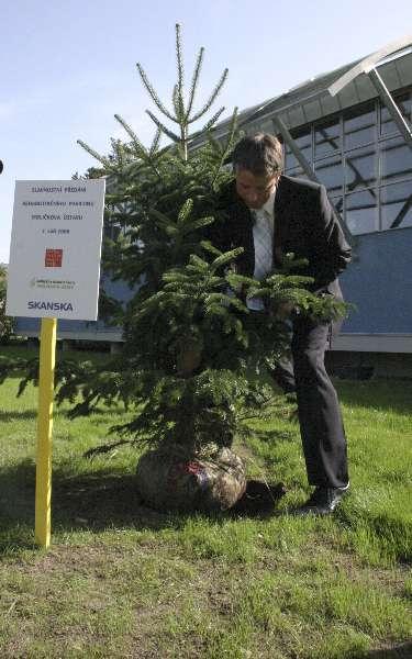 Symbolickým vysazením mladé jedle dnes pražský primátor Pavel Bém slavnostně otevřel dva nové pavilony Jedličkova ústavu /7.9.2006/.