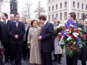 461478_Premiér Stanislav Gross a pražský náměstek položili kytici  u sochy T.G. Masaryka na Hradčanském náměstí v rámci oslav  vzniku samostatného československého státu.