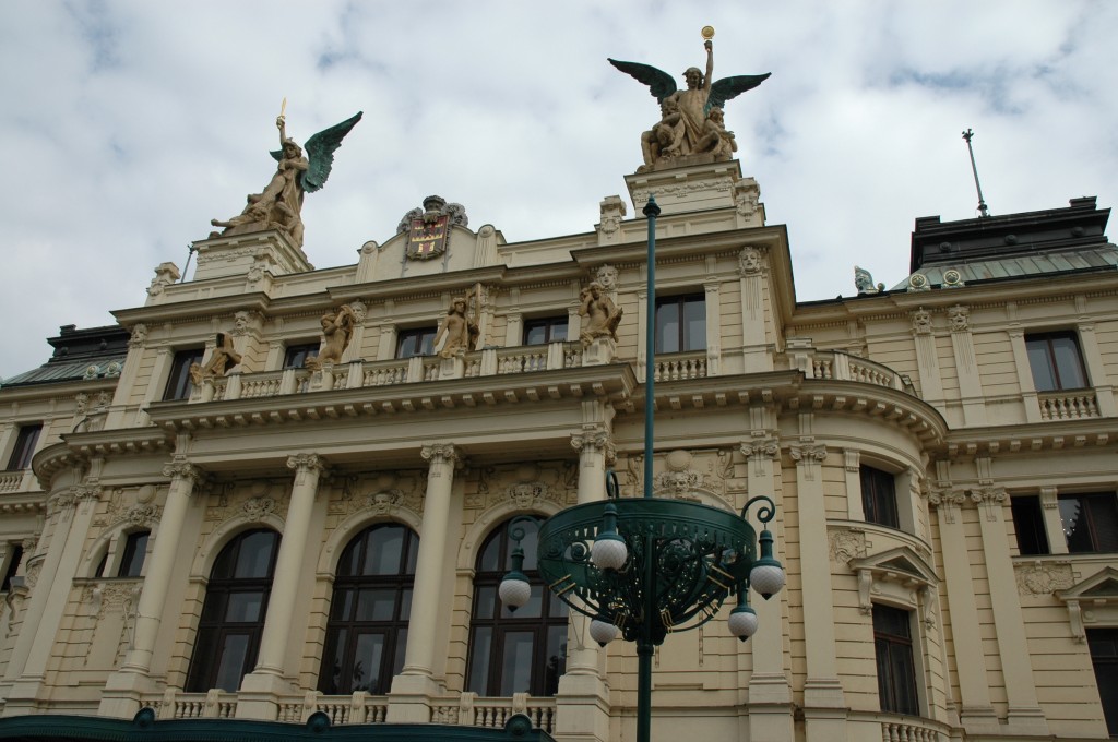 Divadlo na Vinohradech se má znovu stát výkladní skříní pražských scén.