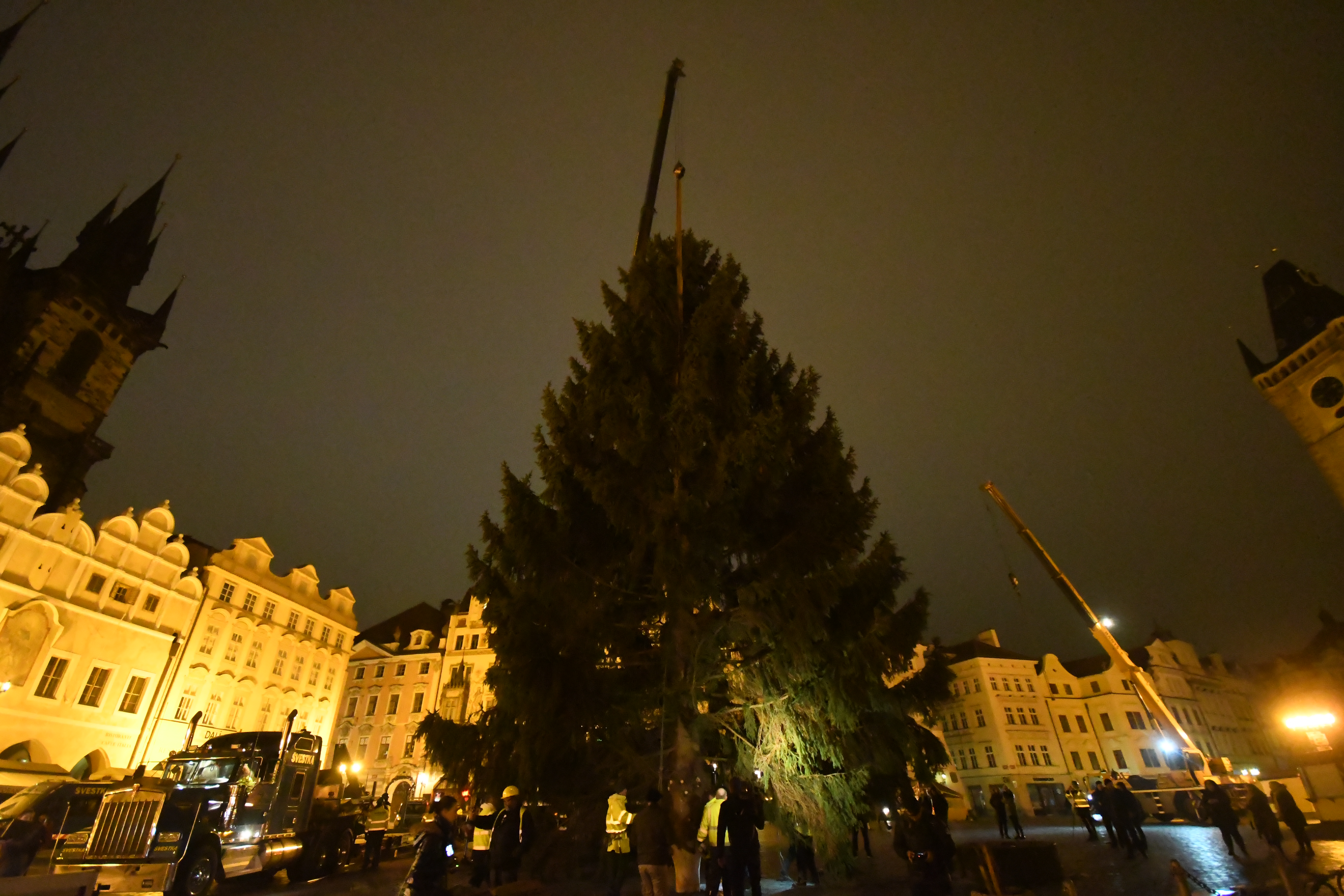 na_staromestskem_namesti_uz_stoji