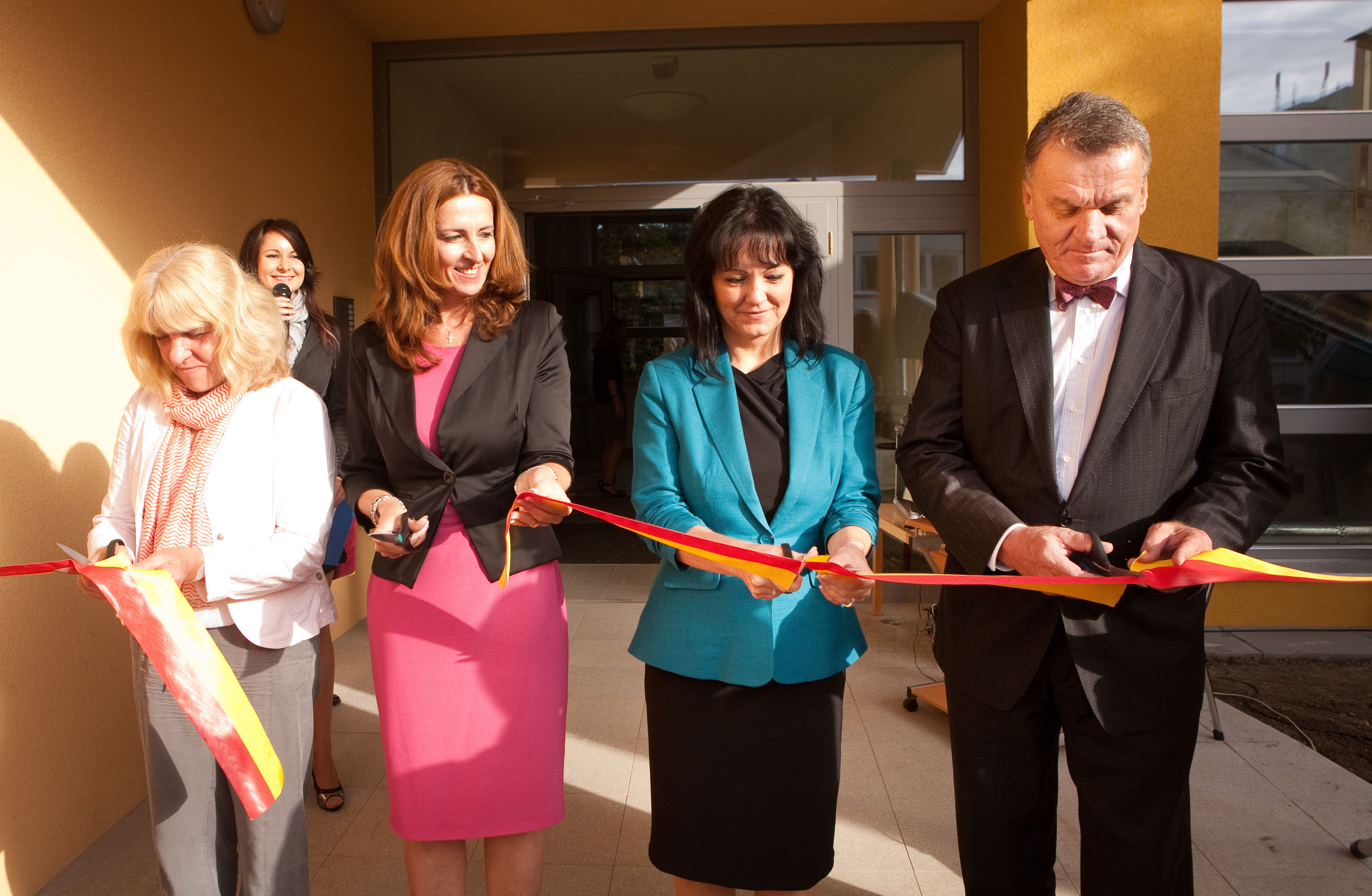 Primátor Svoboda s radní Chudomelovou dnes otevřeli novou přístavbu mateřské školky v Horních Počernicích