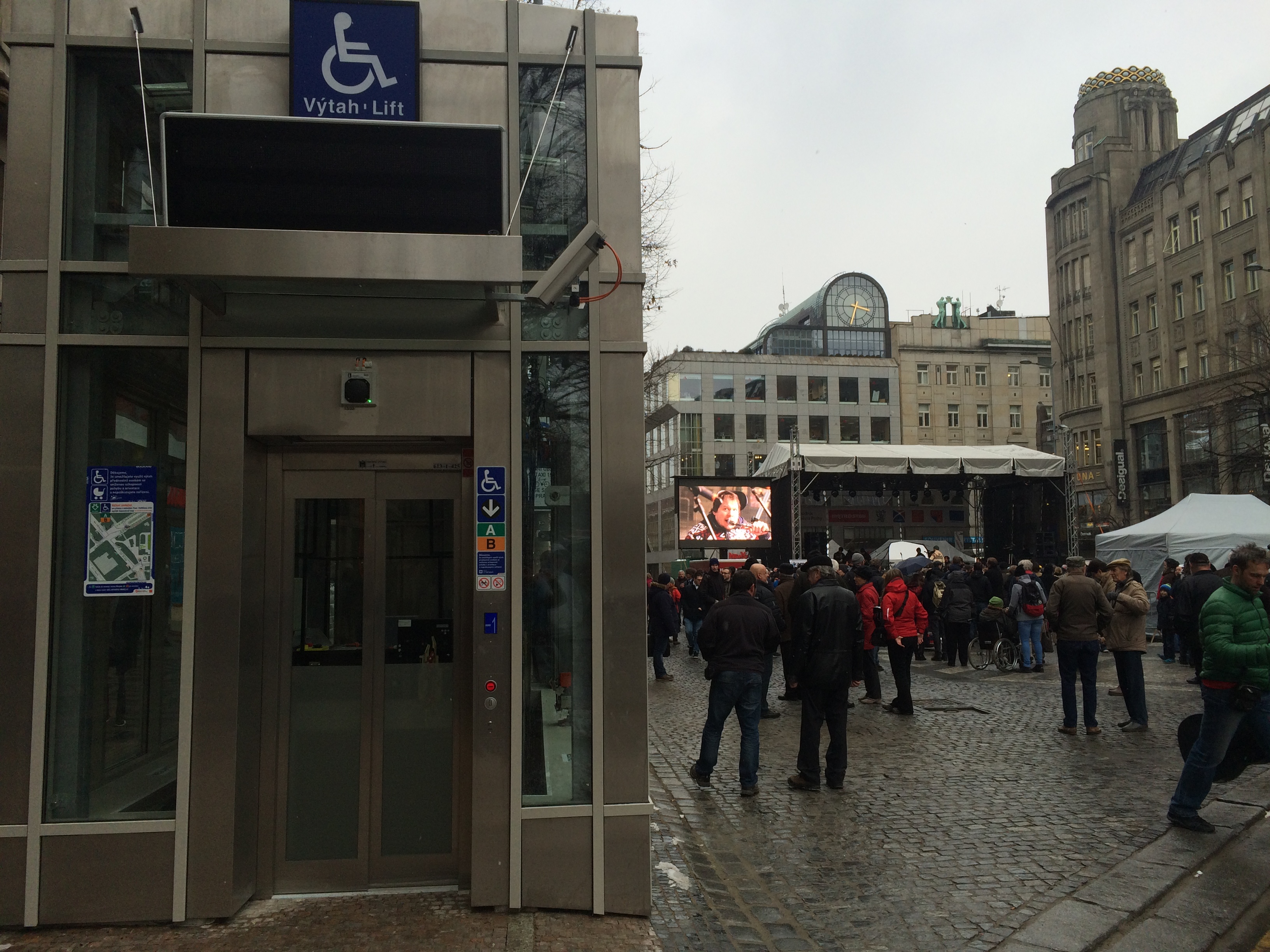 Stanice metra Můstek je od 1. března 2016 díky novým výtahům plně bezbariérová