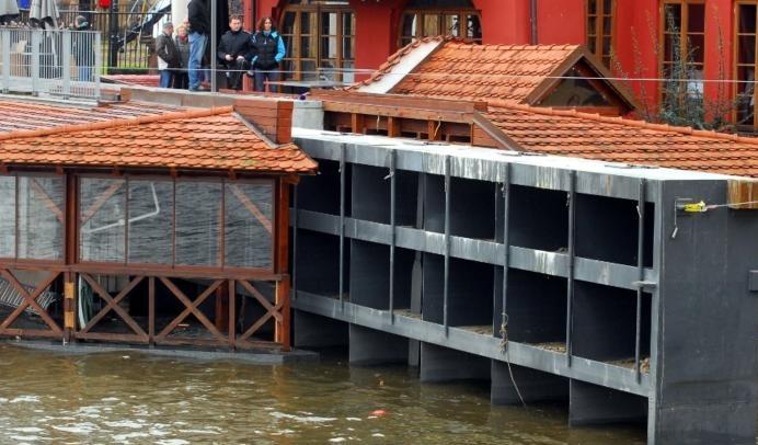 Uzavřená protipovodňová vrata na Čertovce