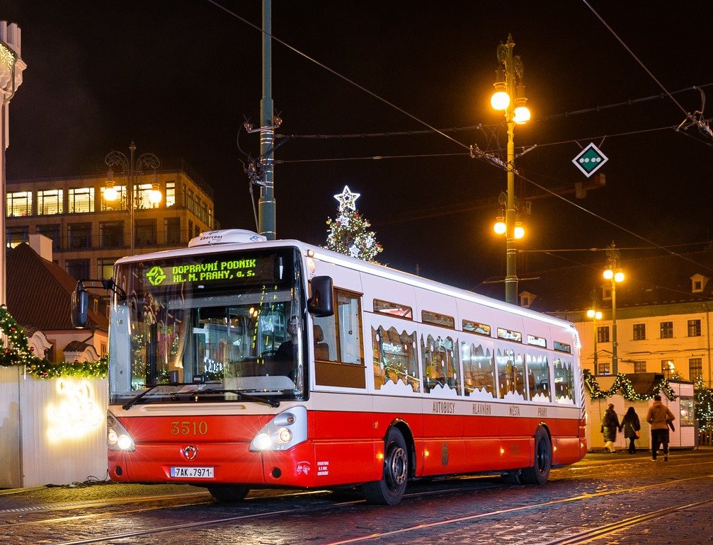 Vánočně vyzdobený retrobus z loňského roku