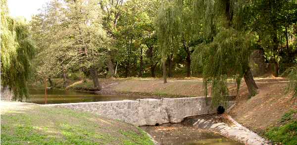 hráz - malá říčka (stromovka)