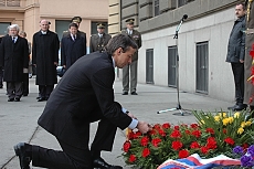 Primátor hl. m. Prahy Pavel Bém položil před budovou Generálního štábu Armády České republiky v pražských Dejvicích dnes dopoledne věnec v barvách města.