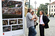 Primátor hl. m. Prahy Pavel Bém si dnes odpoledne prohlédl výstavu fotografií Václava Jiřičky nazvanou Praha: výstavba okruhů, letecké fotografie. Na Náměstí Republiky jsou vystaveny velkoformátové fotografie na šestnácti panelech. Dokumentují vývoj dopravních staveb, které po svém dokončení odvedou z přetíženého města více než sto šedesát tisíc aut denně. 