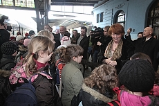 Dnes ráno se ve Vládním salonku na hlavním nádraží konala tisková konference k novému projektu Českých drah Děti do Prahy. Ten bude přivážet děti ze základních škol z celé republiky na výlet do hlavního města. Dnes přijela první skupina čtyřiceti dětí z Ostravy a Bystřice pod Hostýnem, kterou přivítala náměstkyně  primátora pro oblast školství, vzdělání a volný čas Marie Kousalíková. 